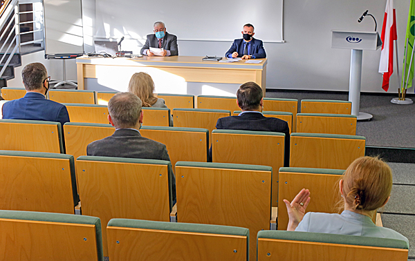 Na zdjęciu 2 Członkowie dyrekcji w trakcie obrad  Komitetu redakcyjnego COBORU