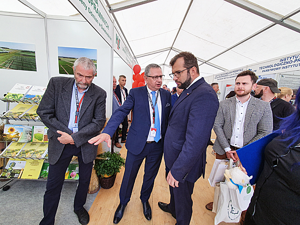 Na zdjęciu pierwszym wizyta Ministra Rolnictwa i Rozwoju Wsi – Pana Grzegorza Pudy na stoisku COBORU