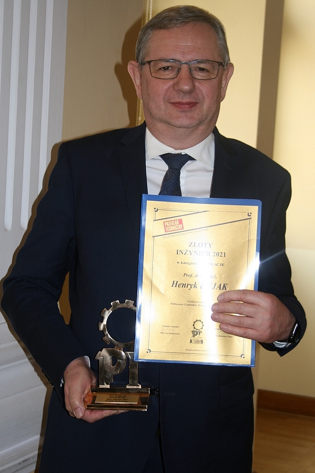 Zdjęcie 1.	Prof. dr hab. Henryk Bujak z dyplomem „Złotego Inżyniera Roku 2021”