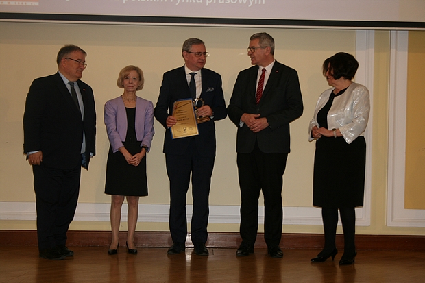 Zdjęcie 2.	Prof. dr hab. Henryk Bujak wraz z osobami wręczającymi wyróżnienie 