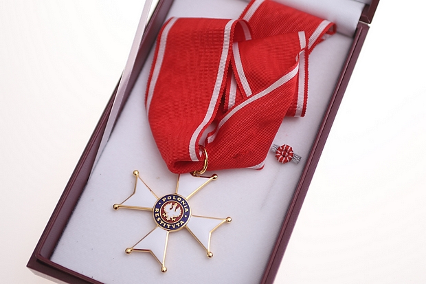 Zdjęcie 4 Krzyż Komandorski Orderu Odrodzenia Polski – zbliżenie w ozdobnym pudełku