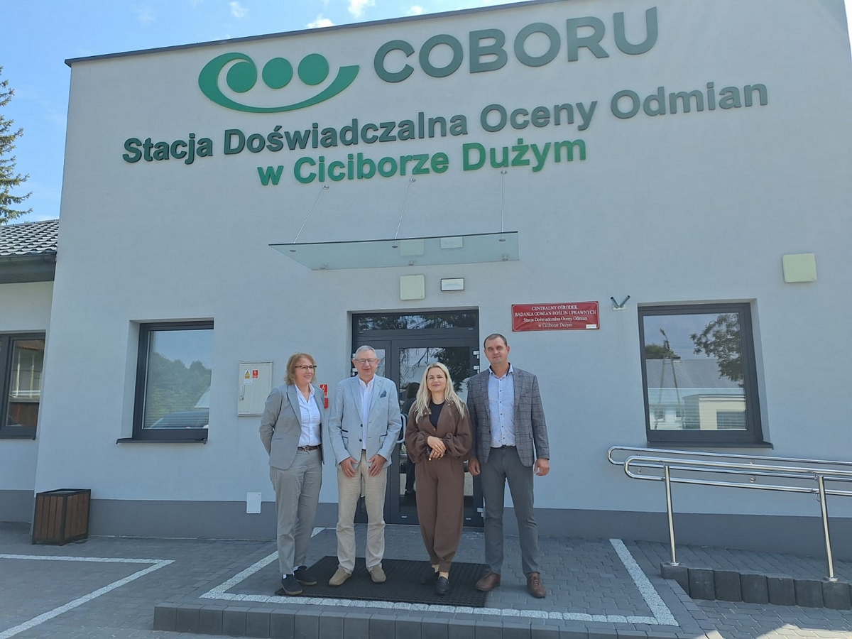 Goście przed budynkiem SDOO w Ciciborze Dużym, od lewej: Dyrektor DHiOR – M. Flaszka, prof. H. Bujak, Minister M. Gromadzka, Dyrektor SDOO - Ł. Korszeń