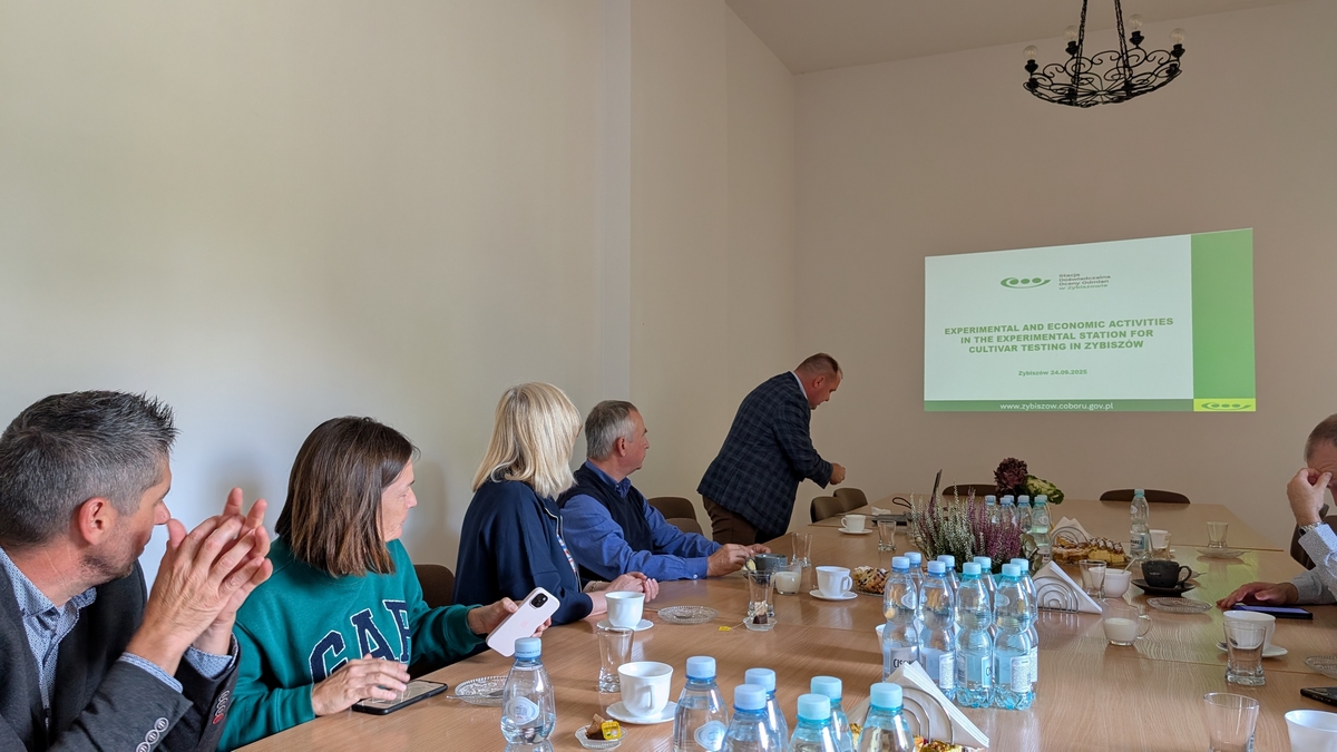 Delegacja UKZUP na Sali wykładowej w SDOO w Zybiszowie