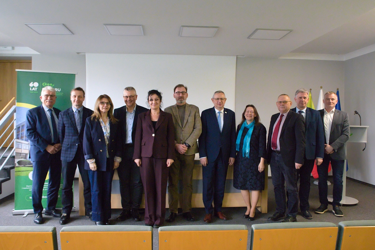 Zdjęcie wspólne członków Komisji