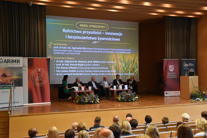 Profesor Henryk Bujak z uczestnikami panelu dyskusyjnego pt.: Rolnictwo przyszłości – innowacje i bezpieczeństwo żywnościowe